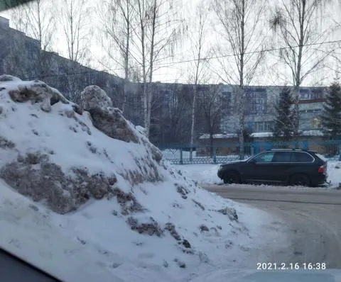 А потом людей сбивают: нижнекамцы жалуются на горы грязного снега у дорог