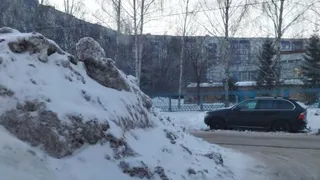 А потом людей сбивают: нижнекамцы жалуются на горы грязного снега у дорог