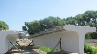 В Суздальском районе строят тротуар на мосту через реку Бакалейку