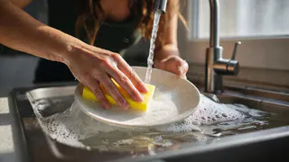 Почему в Финляндии хозяйки не применяют губки для мытья посуды: что придумали вместо них