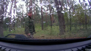 В Солотче автоледи засняла как с ее машины неизвестный снял дворники