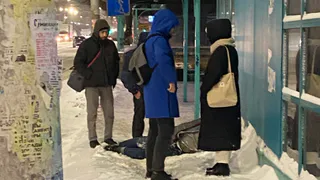 Житель Рязани упал на остановке «ТЦ Барс» и сломал две руки