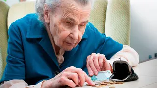 Для части пенсионеров отменили проездные