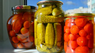 Секретный маринад «3−6−9»: огурцы получаются хрустящими, а помидоры просто тают во рту — проверенный  годами рецепт