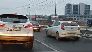 На Московском шоссе водители личного транспорта вновь заняли выделенную полосу