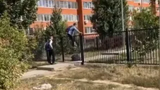 Зачет по физкультуре: ученики рязанской школы №73 идут на занятия через забор