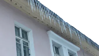 В Коврове на нескольких улицах выявили опасно нависшие сосульки