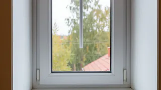 Подоконник будет белоснежным: 5 действенных лайфхаков, которые помогут избавиться от пыли и грязи