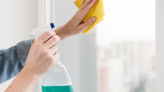 Достаточно чайной ложки — и окна сверкают бриллиантом до поздней весны: копеечный трюк для ленивых        