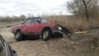 В Сасово размытая из-за  паводка дорога стала капканом для автомобиля