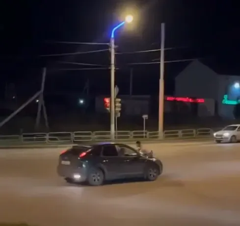 «Я люблю тебя, прости»: в Магнитогорске окровавленный парень с ножом хотел угнать такси и бросался на машину