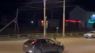 «Я люблю тебя, прости»: в Магнитогорске окровавленный парень с ножом хотел угнать такси и бросался на машину