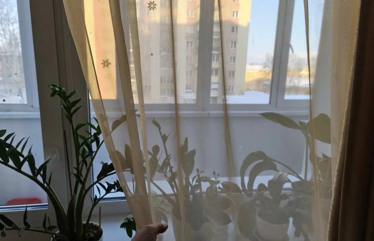 Снимать и стирать шторы больше не модно - ушлые хозяйки нашли гениальный выход: теперь чистота за 10 минут