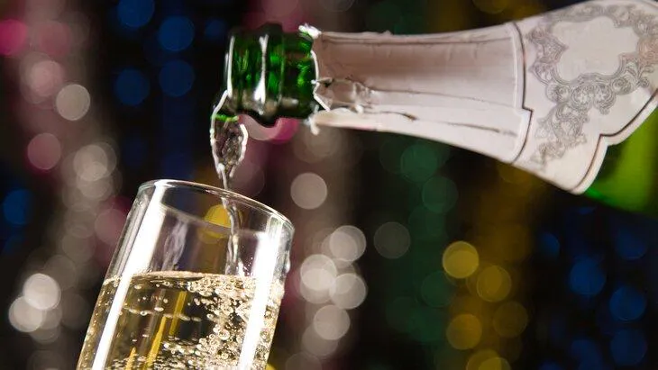 Россиянам раскрыли хитрость, как в Новый год правильно пить алкоголь