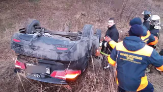 На трассе Владимир — Радужный автомобиль съехал в кювет и несколько раз перевернулся