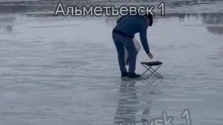 И плевать, что снег тает: бесстрашные рыбаки Альметьевска вышли на охоту