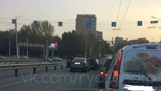 Ехали в сторону центра: на Приокском путепроводе столкнулись две легковушки