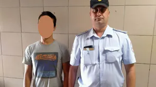 Естественный отбор: полицейские задержали мошенника, пока тот мочился на угол дома