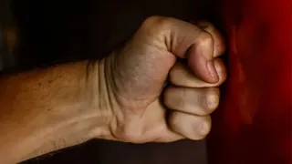 Брянец приехал на свадьбу и избил двух гостей