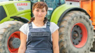 Очаровательные женщины рассказали, что не только мужчины могут работать трактористом