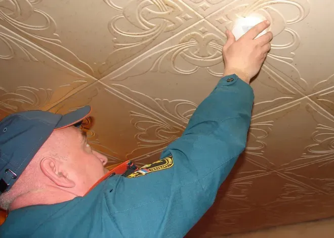 В квартирах жителей Магнитогорска продолжают устанавливать автономные пожарные извещатели