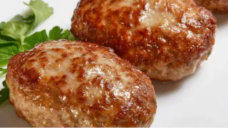 Всего 1 ингредиент, и котлеты будут сочными и пышными: есть на каждой кухне