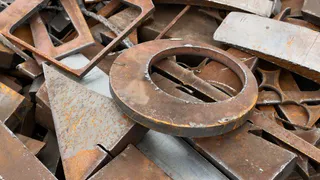 Двух магнитогорцев поймали на краже металлолома с территории промзоны