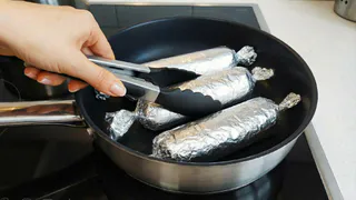 Заворачиваю фарш с любой начинкой в фольгу — и на сковороду без масла: мой любимый рецепт на завтрак