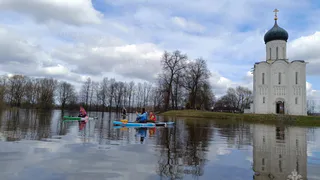 Отдыхающих у храма Покрова на Нерли проверяют сотрудники МЧС