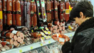 Мяса нет, сплошная соя: Роскачество назвало марки колбасы, которые нельзя брать даже со скидкой