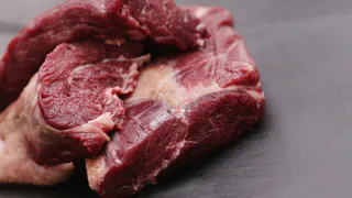 Жесткое, как подошва, мясо станет нежнейшим: Замочите его в этом простом маринаде — секрет поваров