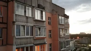 Ничего не боятся: в Рязани три девочки гуляли по краю крыши