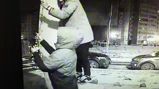 В Брянске на камеру попала кража развешанных на подъездах дома гирлянд