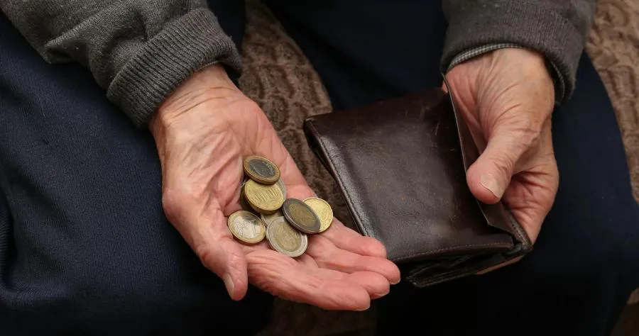 Топ-менеджер Сбера призвал пенсионеров срочно снимать деньги со счетов