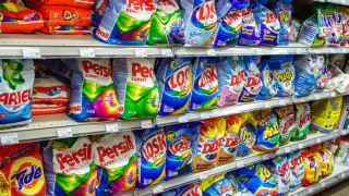 Роскачество обнаружило стиральный порошок, который выведет даже сложные пятна