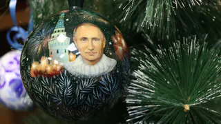 Во Владимире на новогоднюю ёлку повесили шар-игрушку с Владимиром Путиным