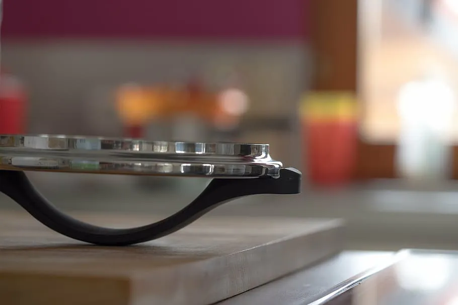 Как сохранить стеклянные крышки чистыми: простой способ для удобной готовки