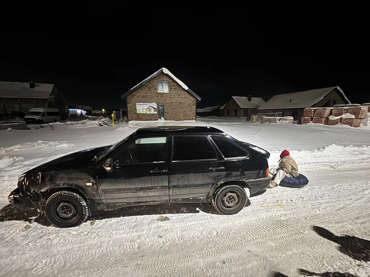 «Больше так не будет»: в Нижнекамске юный водитель прицепил тюбинг к машине и прокатил девушку