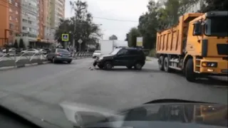 В Московском районе водитель иномарки пытался уйти от столкновения и врезался  забор