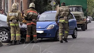 На месте работают спасатели МЧС: на Братиславской столкнулись два автомобиля
