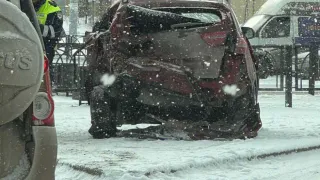 В Магнитогорске неуправляемый автомобиль после ДТП на перекрестке останавливали пешеходы