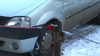 "Оттяпать себе хоть кусочек!" - после благоустройства парковки во дворе, соседи наколотили столбов и отгородили себе индивидуальные места