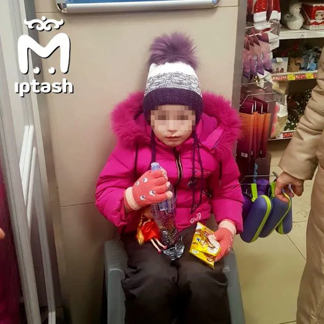 Маленький мальчик один блуждал на морозе на Карбышева в одежде сестры