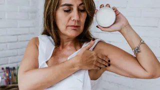 Смочите тампон 2 раза протрите подмышки – блокирует запах пота на весь день