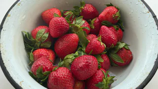 В апреле просто посыпаю горсть под кусты клубники: летом приходится ходить с тачкой между грядками