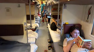 Этот трюк с верхней полкой меняет всё: как я быстро организую себе пространство в плацкарте