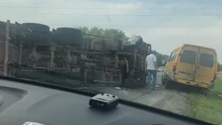 Под Рязанью из-за ДТП перевернулся КамАЗ