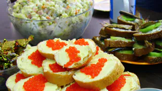 Опасно: в Рязани изъяли 64 банки поддельной икры из магазинов