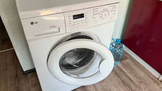 Стаканчик при стирке — и белье становится белоснежным: хозяйки добавляют в машинку это бюджетное средство с порошком