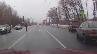 Видео. Водитель "Жигулей" пожалел, что пропустил пешехода